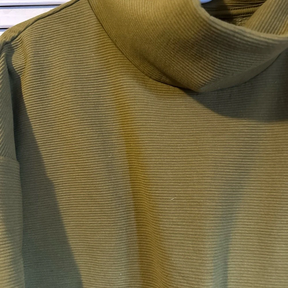 Banana Republic Men's Turtleneck Sweater in Olive - Picture 2 of 3